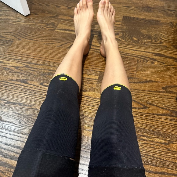 Bundle on compression sleeves - Picture 3 of 4